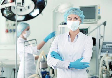 Modern klinik, ameliyathane genç doktor