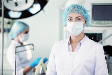 Modern klinik, ameliyathane genç doktor