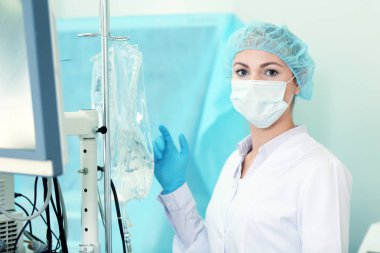 Modern klinik, ameliyathane genç doktor