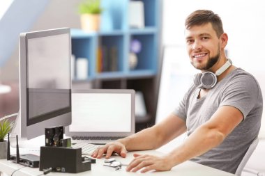 Yakışıklı genç programcı  