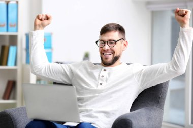 Yakışıklı genç programcı  