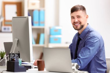 Yakışıklı genç programcı  