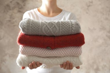 Katlanmış elbise tutan kadın