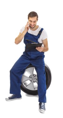 Üniformalı genç makinist