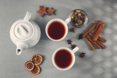 Aromatik maddeler ile sıcak çay