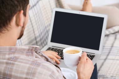 yakışıklı genç adam kahve içiyor.