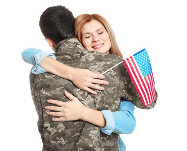 Asker karısı beyaz zemin üzerine sarılma