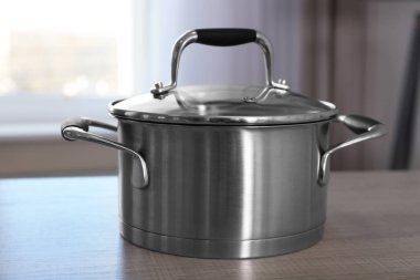 Tablo üzerinde metal tencere