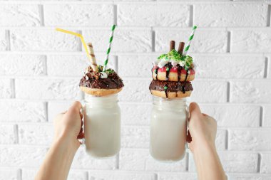Çörek ile milkshakes holding eller