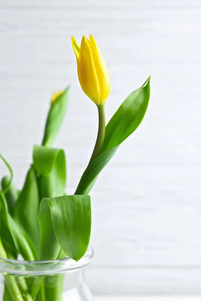 Jarrón de cristal con ramo de hermosos tulipanes — Foto de Stock