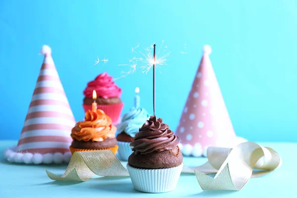 Sabrosos cupcakes y decoración de cumpleaños — Foto de Stock