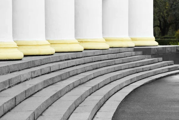 Escaliers de bâtiment avec colonnes — Photo