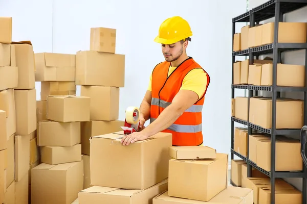 Man packing parcels — Stock Photo, Image