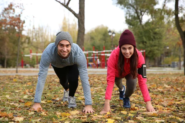 Formación Pareja Joven Hermoso Parque Otoño — Foto de Stock