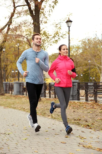 Pareja Joven Corriendo Hermoso Parque Otoño — Foto de Stock