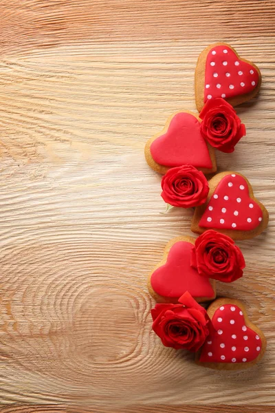 Valentine biscoitos do coração com rosas — Fotografia de Stock