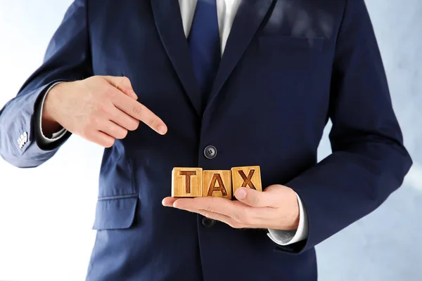 Man bedrijf houten kubussen — Stockfoto