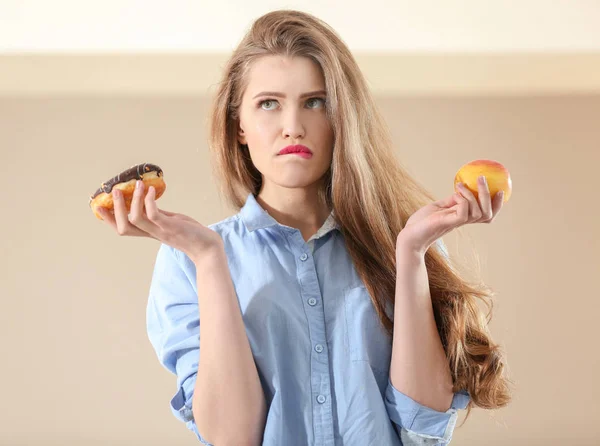 Jeune femme faisant un choix — Photo