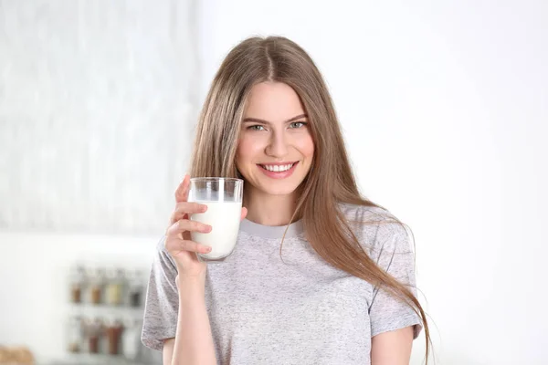 Ung kvinna med glas mjölk — Stockfoto