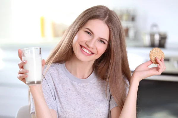 Jonge vrouw met glas melk — Stockfoto