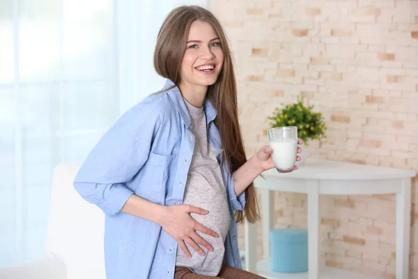 Mulher grávida com copo de leite — Fotografia de Stock