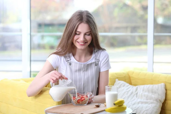 Femme prenant le petit déjeuner à la maison — Photo