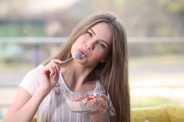 Mulher comendo flocos de aveia — Fotografia de Stock