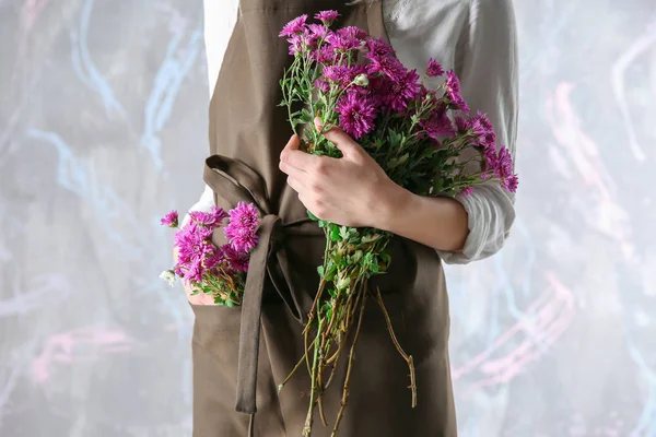 Жінка-флорист тримає букет — стокове фото