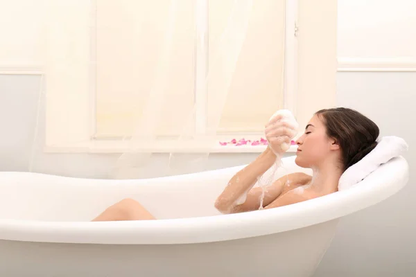 Mulher tomando banho relaxante — Fotografia de Stock