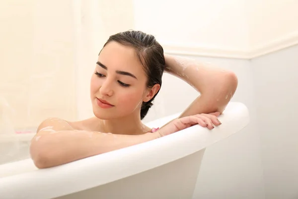 Mulher tomando banho relaxante — Fotografia de Stock