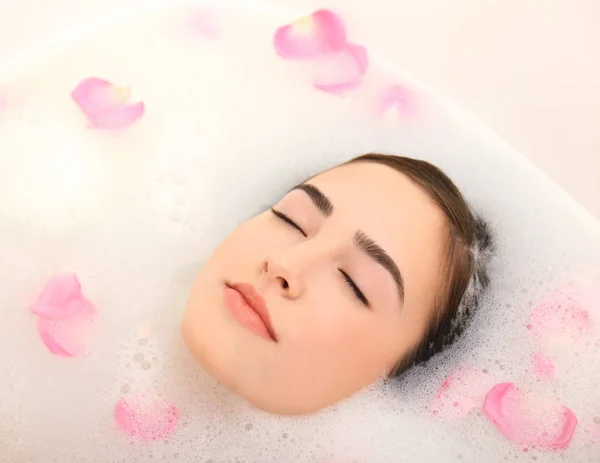 女性のリラックスした入浴 — ストック写真