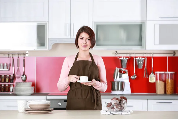 Jeune femme avec une tasse de café — Photo