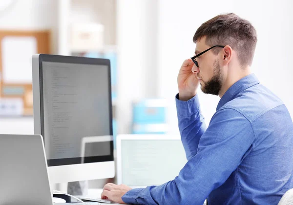 Schöner junger Programmierer — Stockfoto