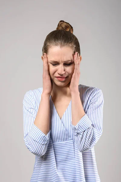 Frau leidet unter Kopfschmerzen — Stockfoto