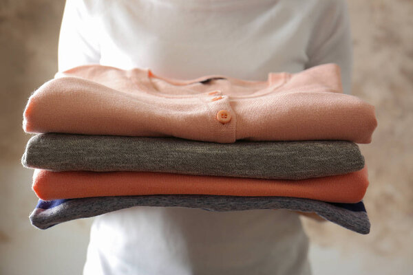 Женщина со сложенной одеждой
