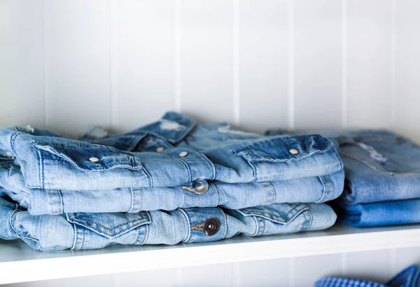 Стек джинсового одягу — стокове фото