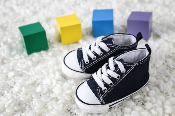Buty dziecięce słodkie i kolorowe kostki — Zdjęcie stockowe