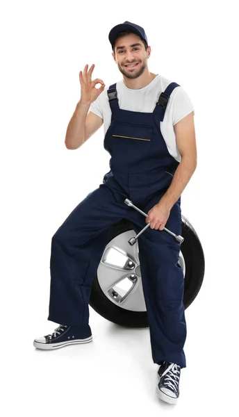 Joven mecánico en uniforme — Foto de Stock