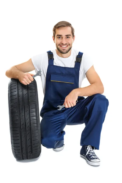 Joven mecánico en uniforme — Foto de Stock