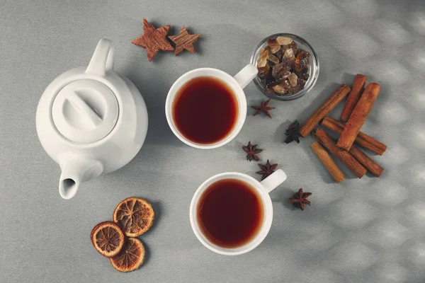 Horký čaj s aromatickými látkami — Stock fotografie