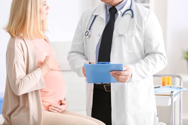 Беременная женщина к кардиологу — стоковое фото