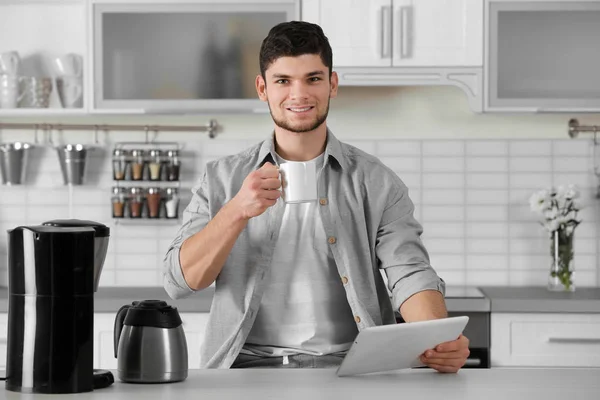 Pria minum kopi di dapur — Stok Foto