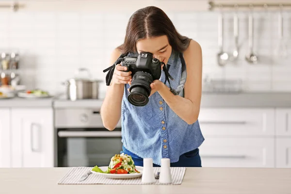 Mujer fotografiando comida — Foto de Stock