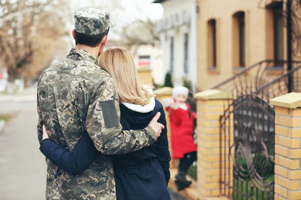 Reunião feliz do soldado com a família ao ar livre — Fotografia de Stock