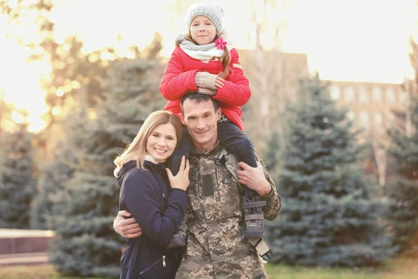 Soldado feliz com a família no parque — Fotografia de Stock