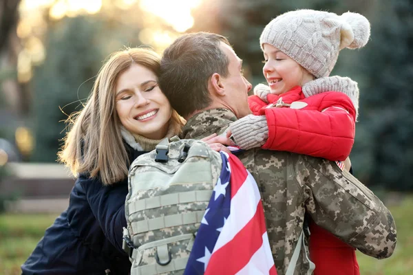 Voják USA objímání rodinou venku — Stock fotografie