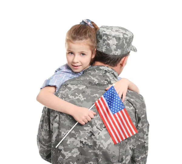 Soldat en camouflage embrassant sa fille sur fond blanc — Photo