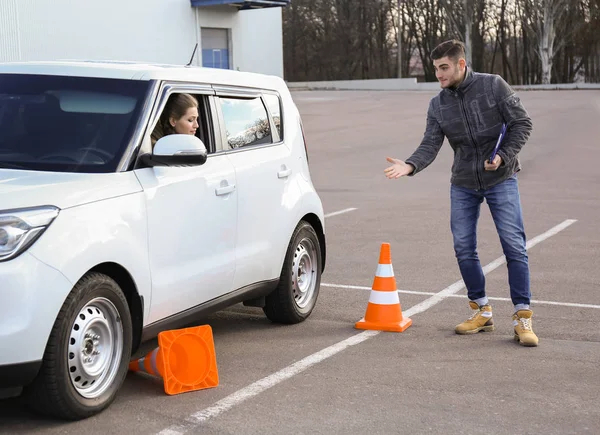 Молода Жінка Проходячи Водіння Ліцензію Іспит Відкритому Повітрі — стокове фото