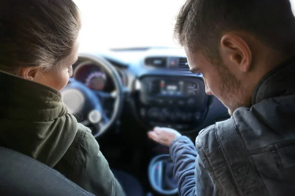 Jonge Vrouw Passeren Van Drijvende Licentie Examen Zittend Auto Met — Stockfoto