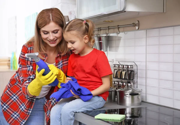 女人和清洗厨房的女儿 — 图库照片
